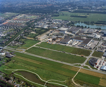 844693 Luchtfoto van het bedrijventerrein Oudenrijn (Strijkviertel) te De Meern (gemeente Utrecht), uit het westen. Op ...